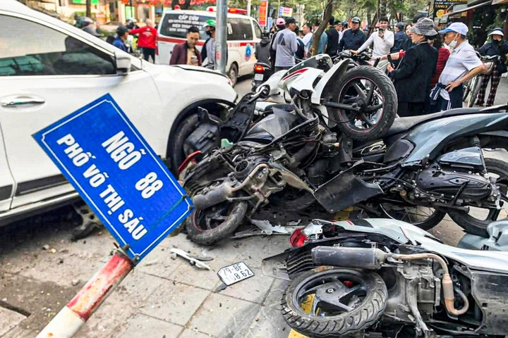 Nhiều xe máy nằm ngổn ngang sau vụ va chạm. (Ảnh: Đinh Tuấn)