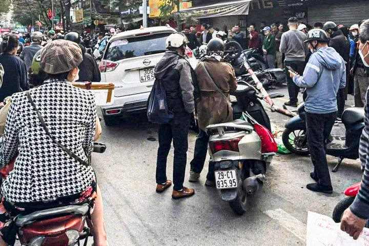 Người dân hiếu kỳ theo dõi vụ tai nạn khiến giao thông khu vực này bị ảnh hưởng. (Ảnh: Đinh Tuấn)