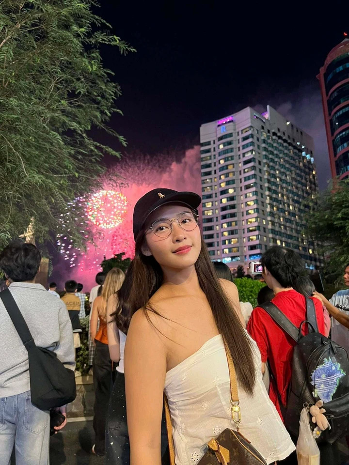 Khả Ngân tranh thủ chụp ảnh check-in cùng pháo hoa khi vừa đi làm về.