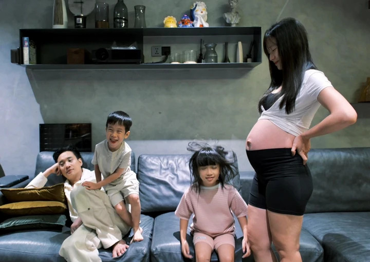 Ngay những giây phút đầu tiên của năm, JustaTee đăng trên trang cá nhân tấm ảnh gia đình hạnh phúc. Đáng nói, trong bức ảnh, bà xã nhà sản xuất này lộ diện với bụng bầu vượt mặt. Cặp sao nhận được nhiều lời chúc mừng từ đồng nghiệp, khán giả khi chuẩn bị đón con thứ 3.