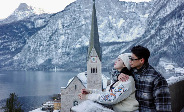 Hoa hậu Hương Giang cùng bạn tai Phú Cường đón năm mới tại nước ngoài.