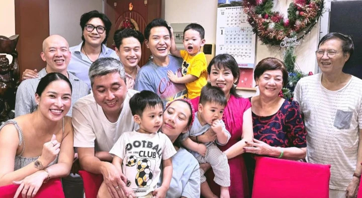 NSND Mỹ Uyên (áo hồng) sum họp đại gia đình cùng nhau đón một năm 2026 đầm ấm.