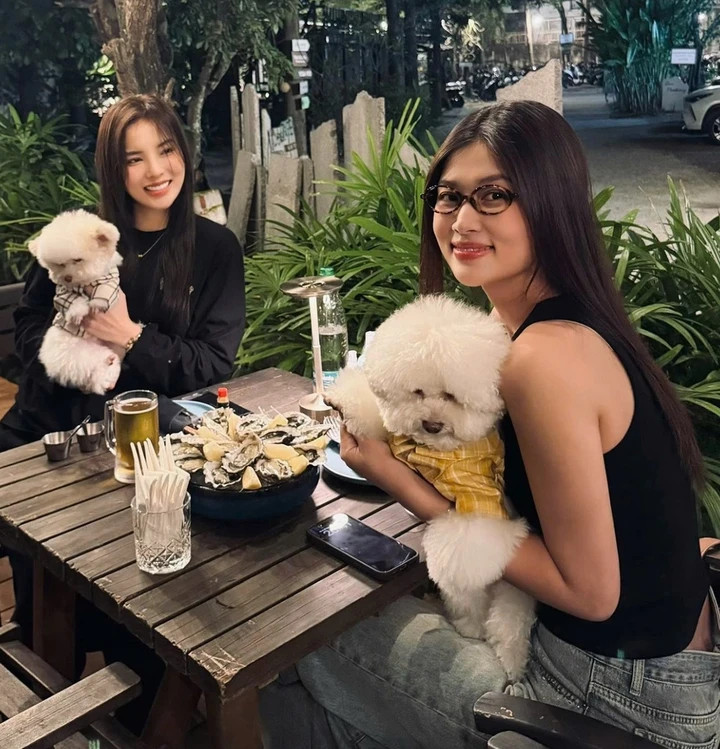 Hai nàng hậu Kỳ Duyên - Đoàn Thiên Ân cùng nhau đi ăn tối để chờ giao thừa.