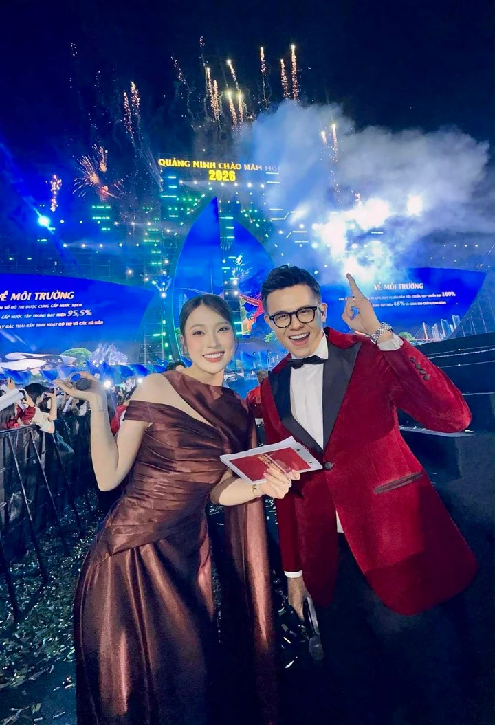 MC Đức Bảo và Khánh Vy cùng nhau đón năm mới khi dẫn countdown tại Quảng Ninh.