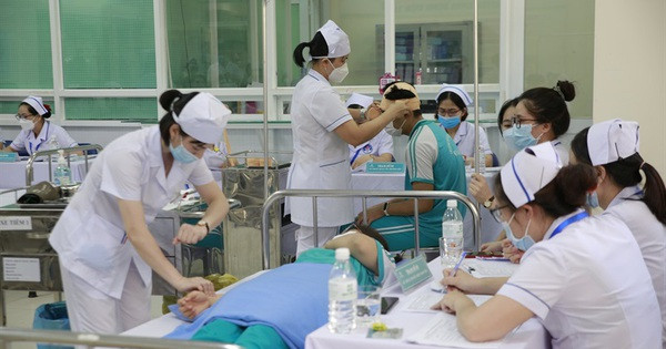 Thay đổi lớn về tiền lương, phụ cấp nhân viên y tế từ 1/1/2026, mang lại tin vui lớn cho hàng triệu người  - Ảnh 2.