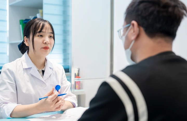 Bác sĩ tư vấn sức khoẻ cho người bệnh.