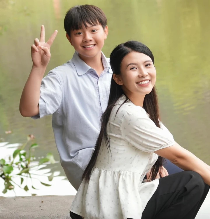 Hóa thân thành nữ sinh cấp 3 xinh đẹp, đáng yêu và có mối tình thanh mai trúc mã với Viễn (Sơn Tùng thủ vai), cô nhận về nhiều lời khen và được xem là một trong những điểm sáng của phim.