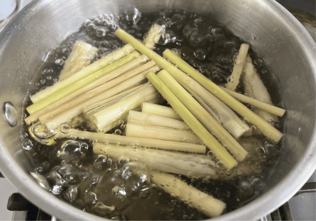 3 loại nước lau ban thờ đón Tết Bính Ngọ 2026 vừa sạch vừa hút tài lộc nhất định nên biết - Ảnh 4.