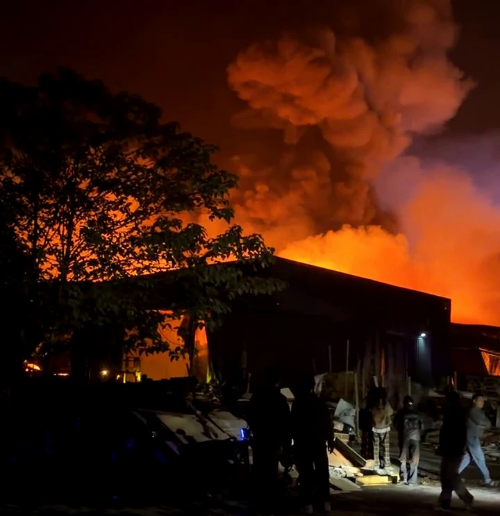 Đến 22h40 ngày 9/1, lửa vẫn bùng dữ dội và lực lượng chức năng đang nỗ lực tiếp cận hiện trường để khống chế đám cháy.