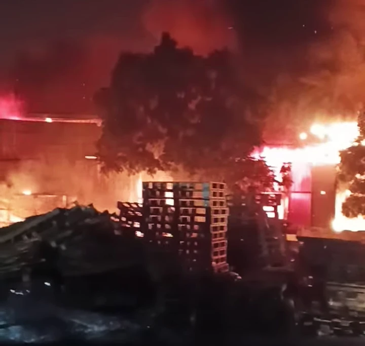 Lửa bùng phát dữ dội tại khu vực xưởng chứa gỗ.