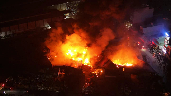 Do bên trong xưởng chứa nhiều vật liệu dễ cháy nên ngọn lửa lan nhanh và bùng phát dữ dội.