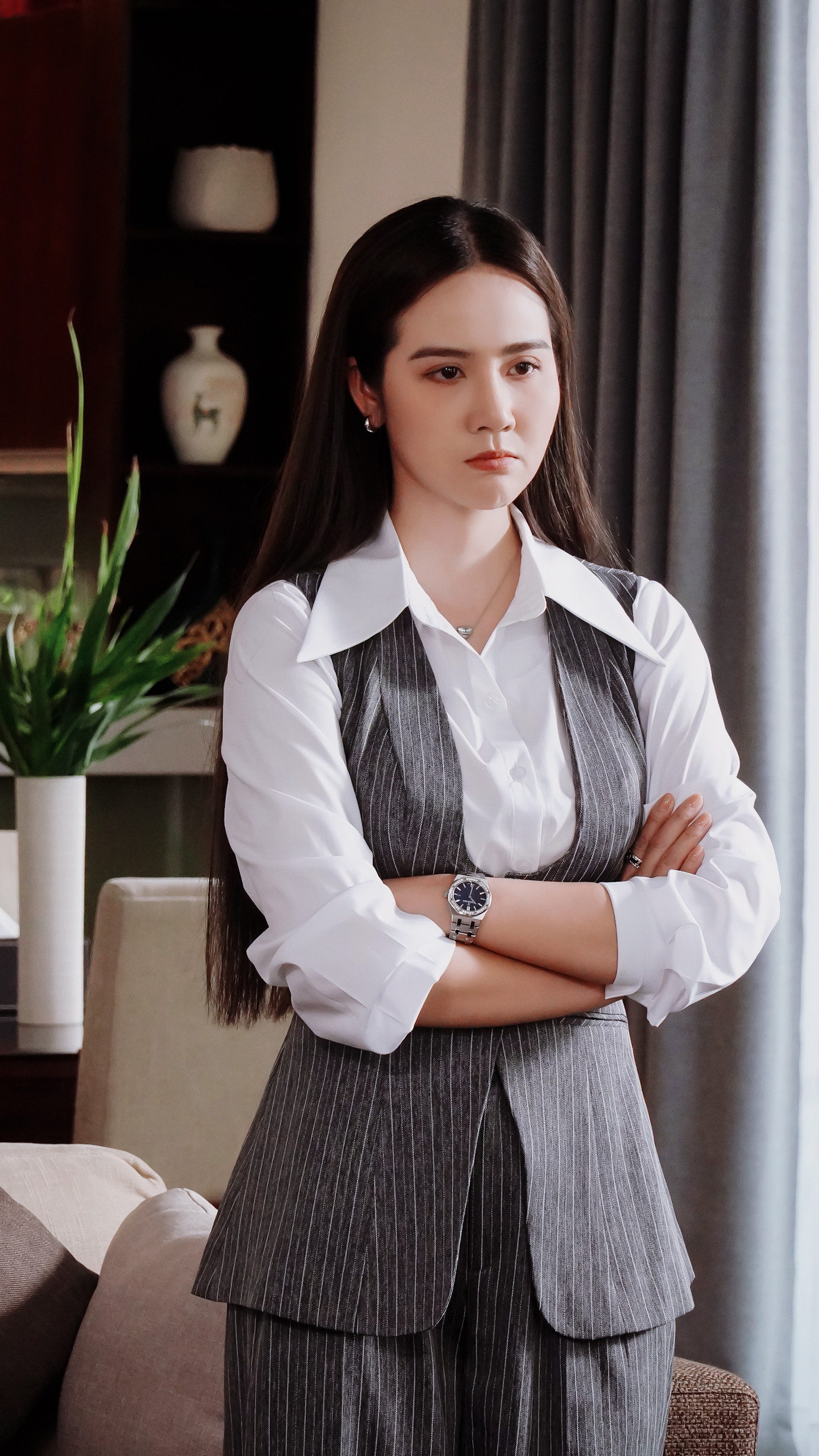 Phan Minh Huyền thăng hạng phong cách thời trang trong Cách em 1 milimet - Ảnh 1.