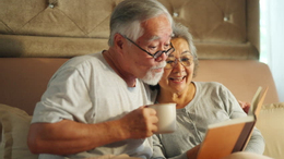 Những cặp vợ chồng vẫn ngủ chung giường ở tuổi 70: Hầu hết họ thuộc 3 trường hợp này - Ảnh 2.