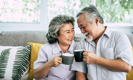 Những cặp vợ chồng vẫn ngủ chung giường ở tuổi 70: Hầu hết họ thuộc 3 trường hợp này - Ảnh 1.