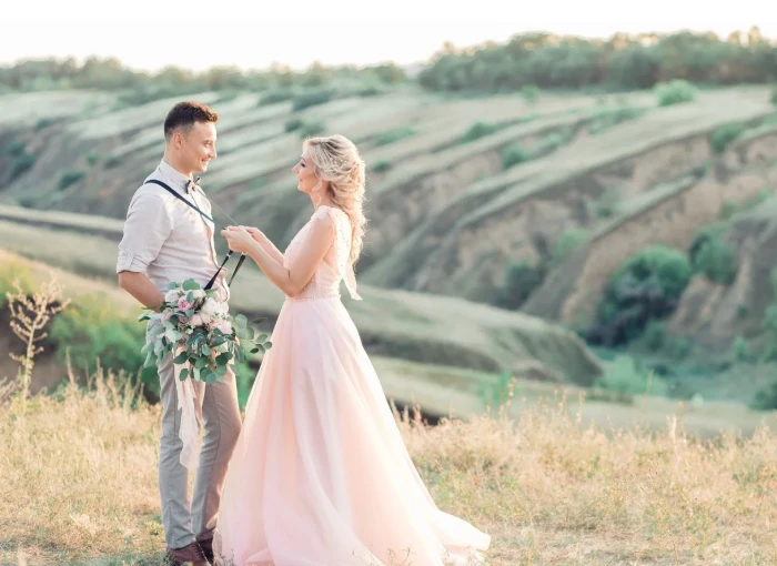 Phạm Thái Tuế có nên cưới là câu hỏi nhiều người quan tâm. (Ảnh minh họa: Canva)