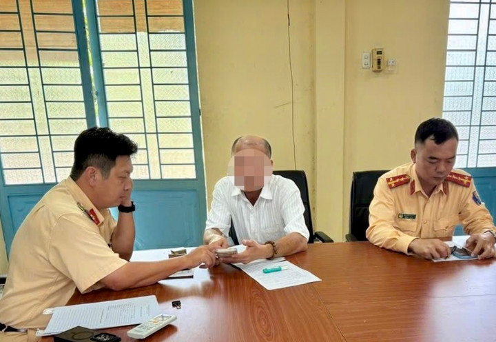 Phòng Cảnh sát giao thông làm việc với tài xế Nguyễn Đức T - (Ảnh: CACC)