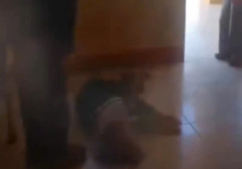 Nữ sinh lớp 6 bị bạn đánh gục tại lớp học: Cảnh tượng gây sốc - Ảnh 1.