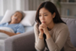 me chong gui tien ma khong trong chau khi toi sinh, ba om nang toi co nen ve cham hinh anh 1