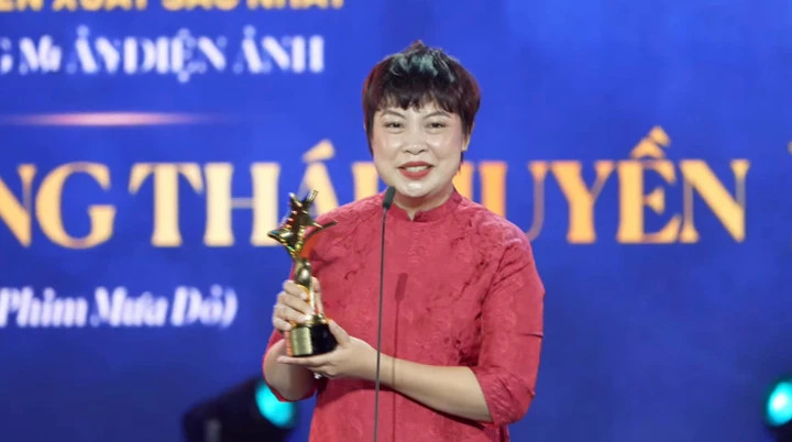 Đạo diễn Đặng Thái Huyền nhận giải