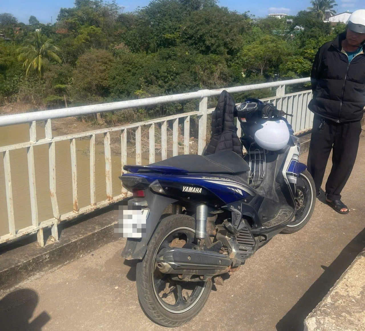 Tìm kiếm nam sinh viên để lại xe máy, giấy tờ tùy thân trên cầu插图 Tìm kiếm nam sinh viên nghi nhảy cầu Sêrêpốk tự tử - Ảnh 1.