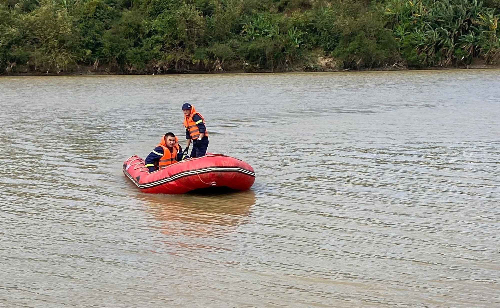 Tìm kiếm nam sinh viên để lại xe máy, giấy tờ tùy thân trên cầu插图1 Tìm kiếm nam sinh viên nghi nhảy cầu Sêrêpốk tự tử - Ảnh 2.