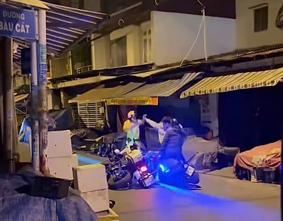 Vụ việc xảy ra ở phường Bảy Hiền, TP HCM插图 Hai thanh niên giằng co với CSGT tại TPHCM: Clip gây chú ý trên mạng xã hội - Ảnh 1.