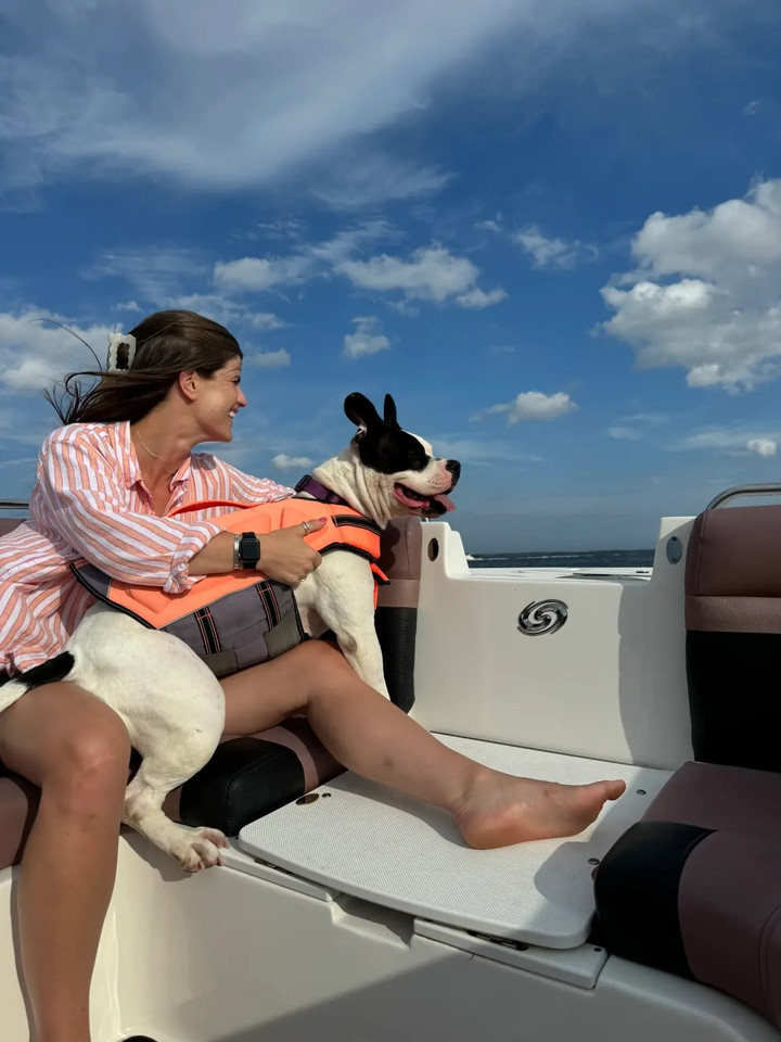 Chán ngấy hẹn hò online, nhiều phụ nữ ‘thà dắt chó đi dạo còn hơn yêu đương’插图3 Cole Reifsnider tận hưởng một ngày vui vẻ trên mặt nước cùng chú chó Annie của mình.