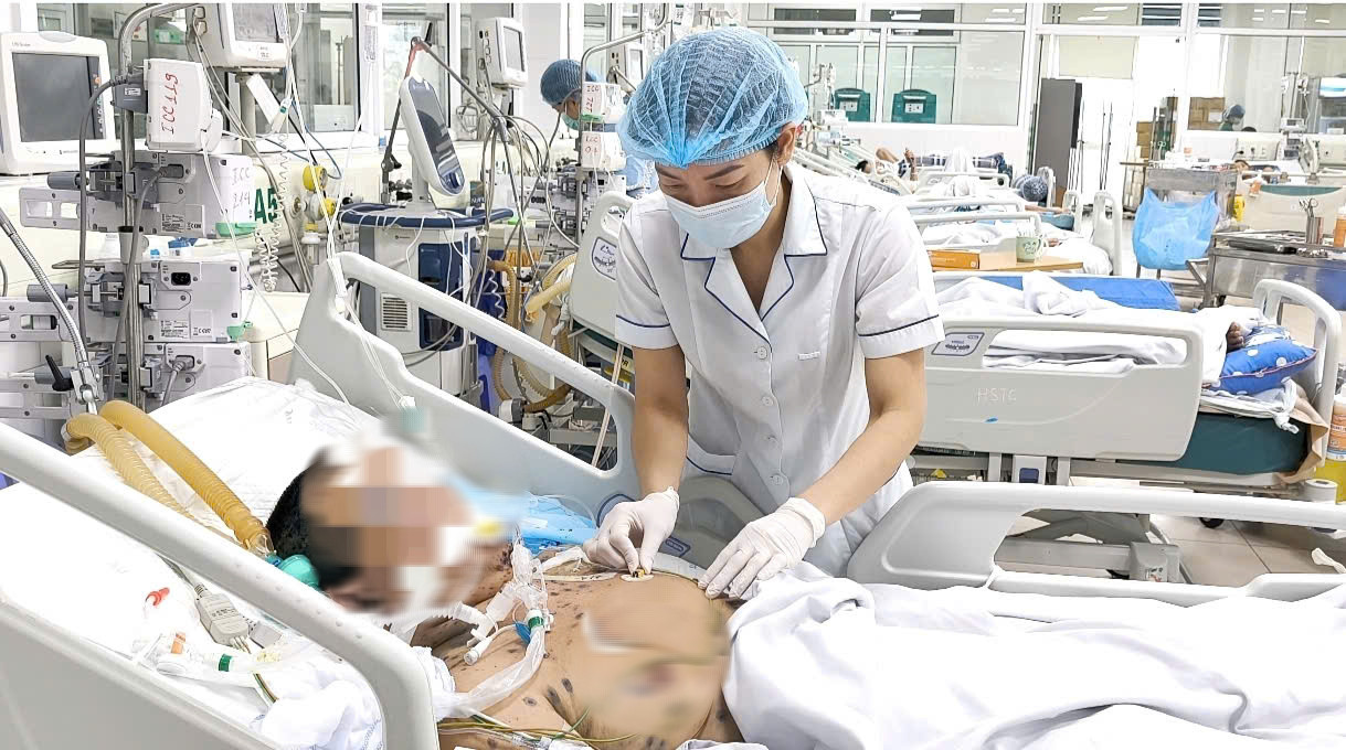 Lây bệnh thủy đậu từ con khiến người cha nguy kịch - Ảnh 2.