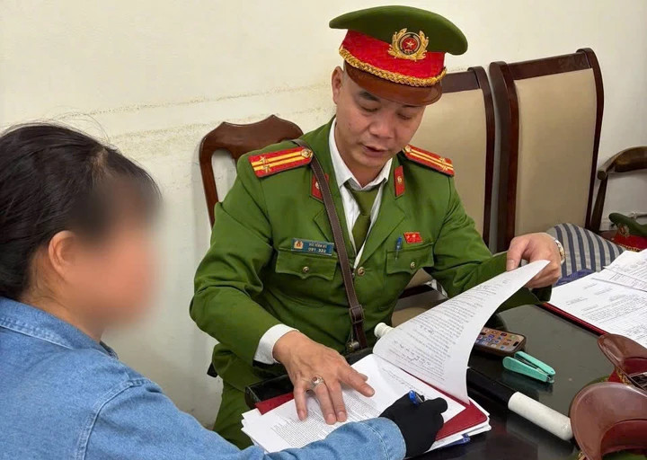 Người bán hàng rong tại cơ quan công an.