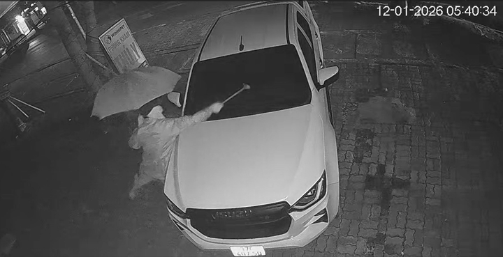 Đối tượng dùng búa đập vỡ kính ô tô. (Ảnh cắt từ clip)