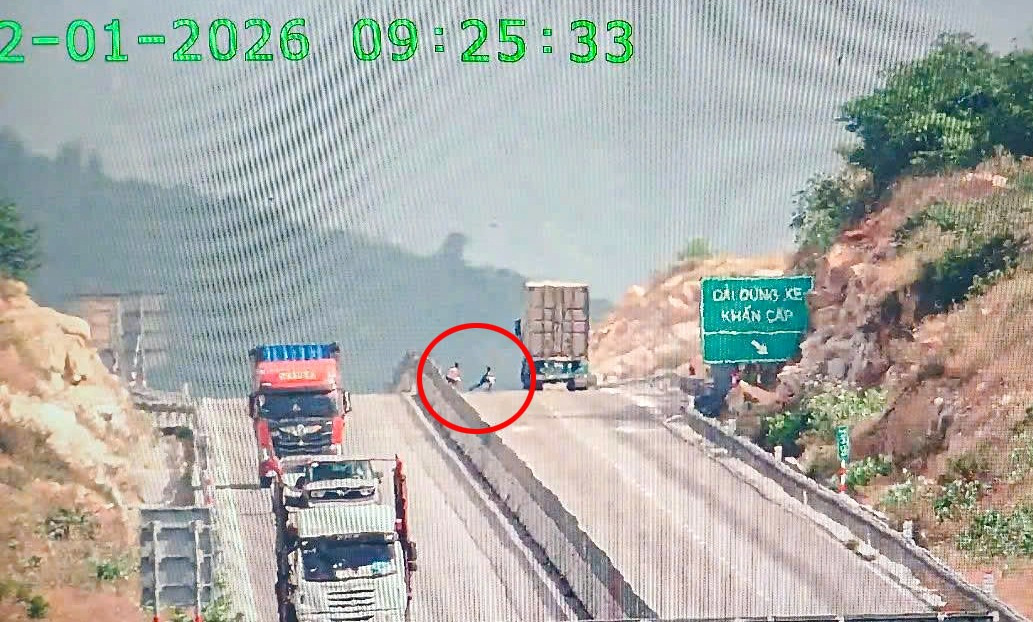 Xe khách chở 11 người gặp nạn trên cao tốc Pháp Vân插图1 Xe khách chở 11 người gặp nạn trên cao tốc Pháp Vân插图1