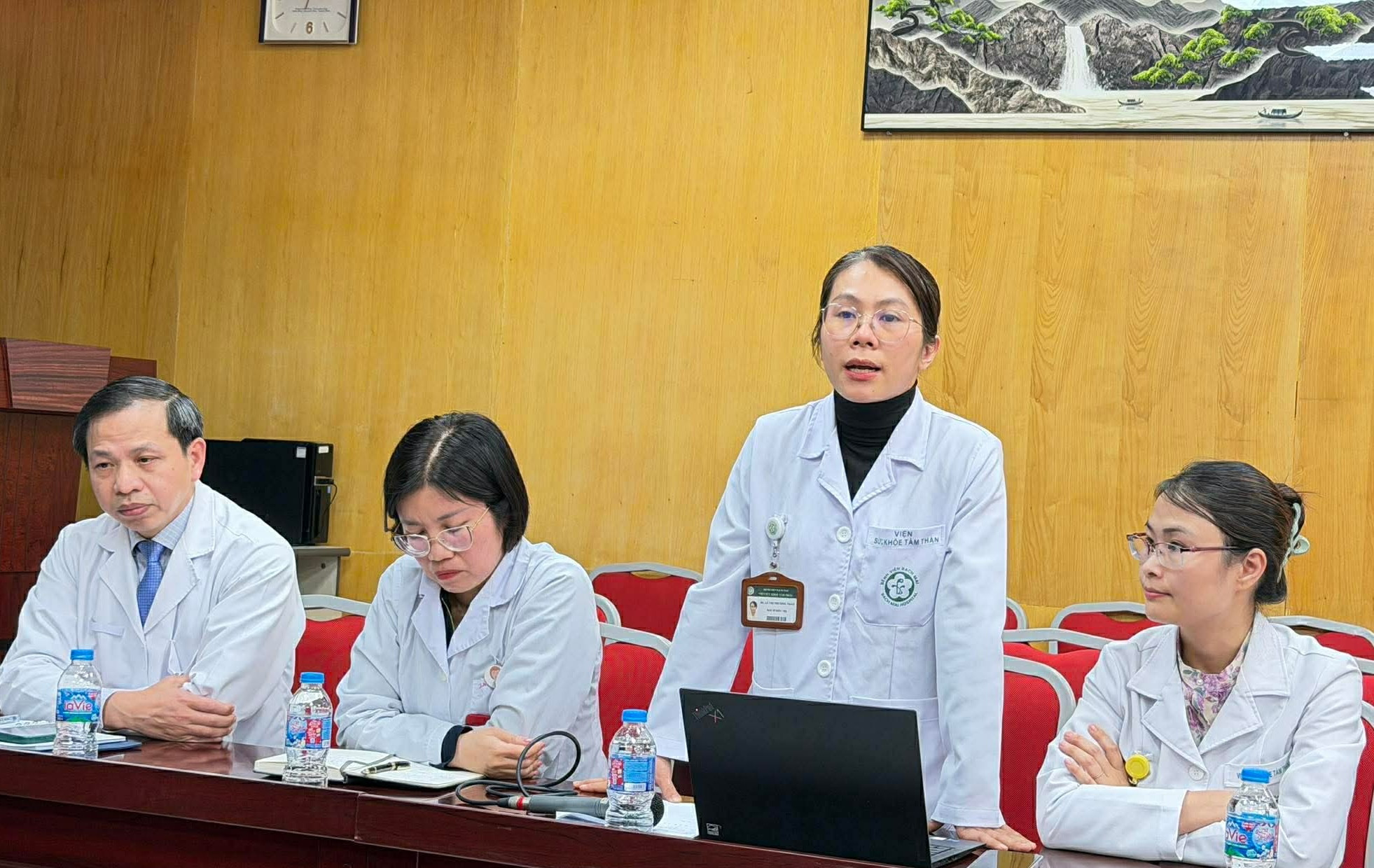 Nữ sinh mang theo bình khí cười đi khám tâm thần - Ảnh 2.