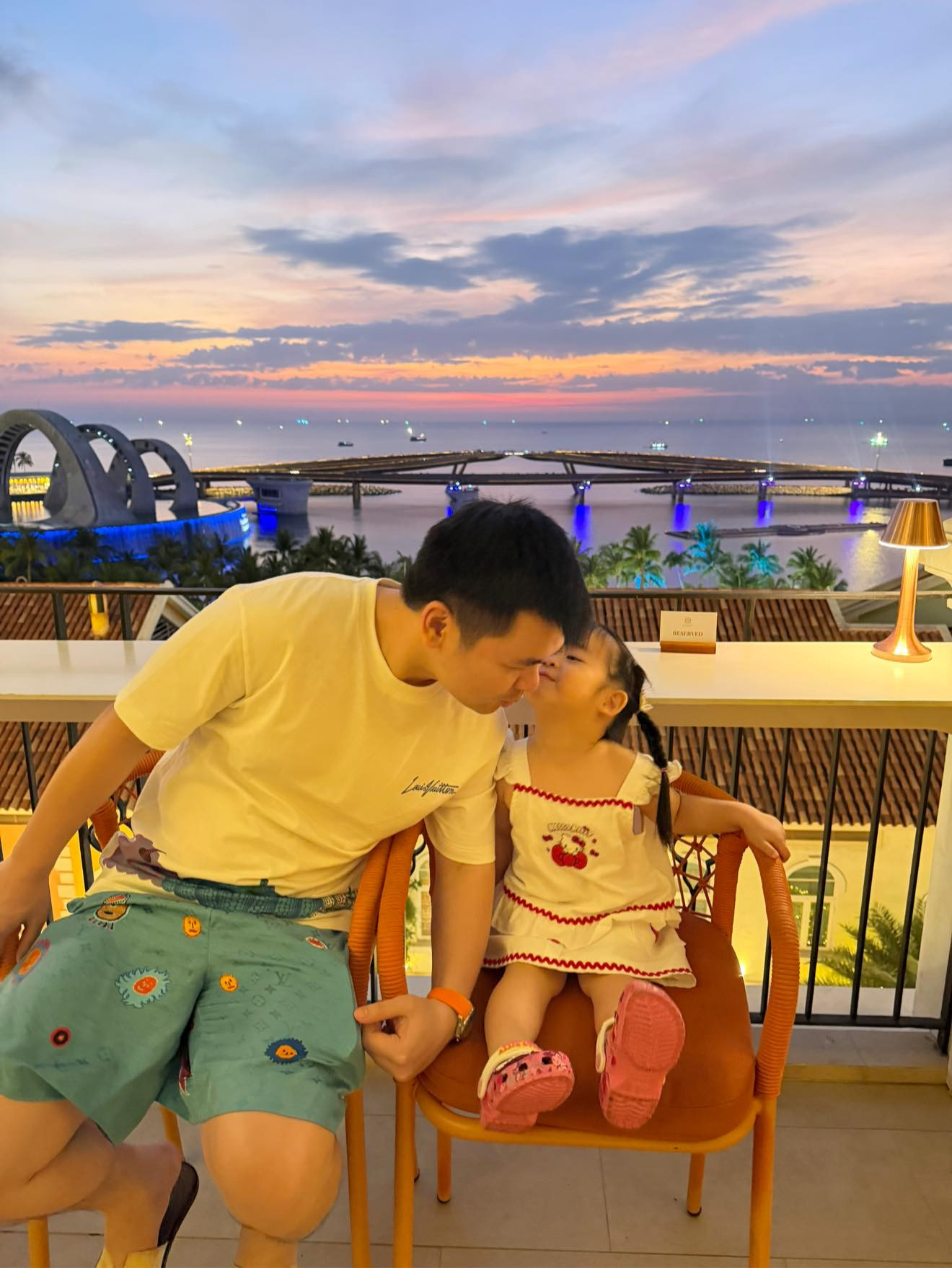 Đỗ Mỹ Linh và chồng doanh nhân khoe khoảnh khắc đáng yêu bên con gái Titi - Ảnh 1.