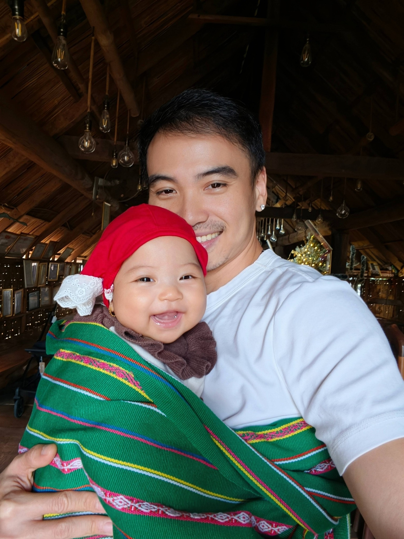 Chồng H'Hen Niê chia sẻ khoảnh khắc đáng yêu cùng con gái Harley - Ảnh 4.