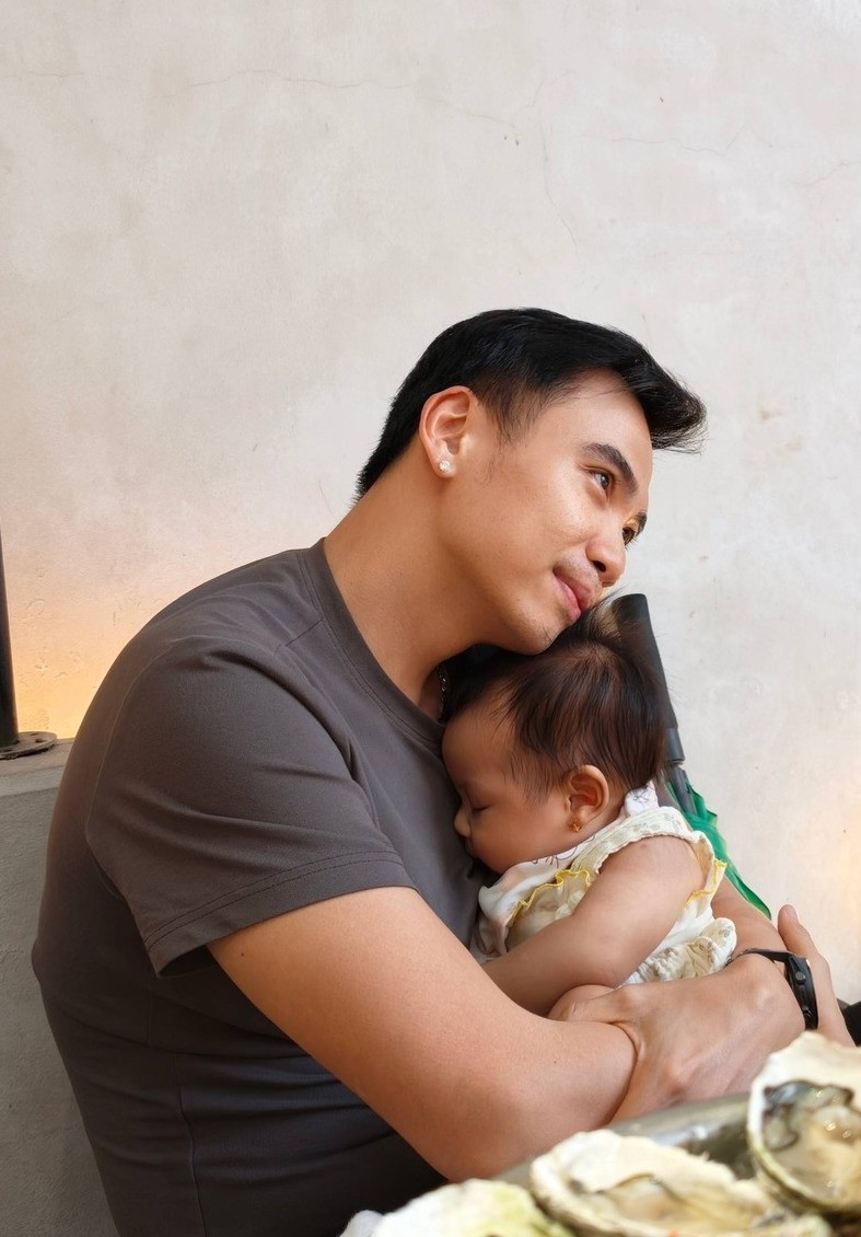 Chồng H'Hen Niê chia sẻ khoảnh khắc đáng yêu cùng con gái Harley - Ảnh 2.