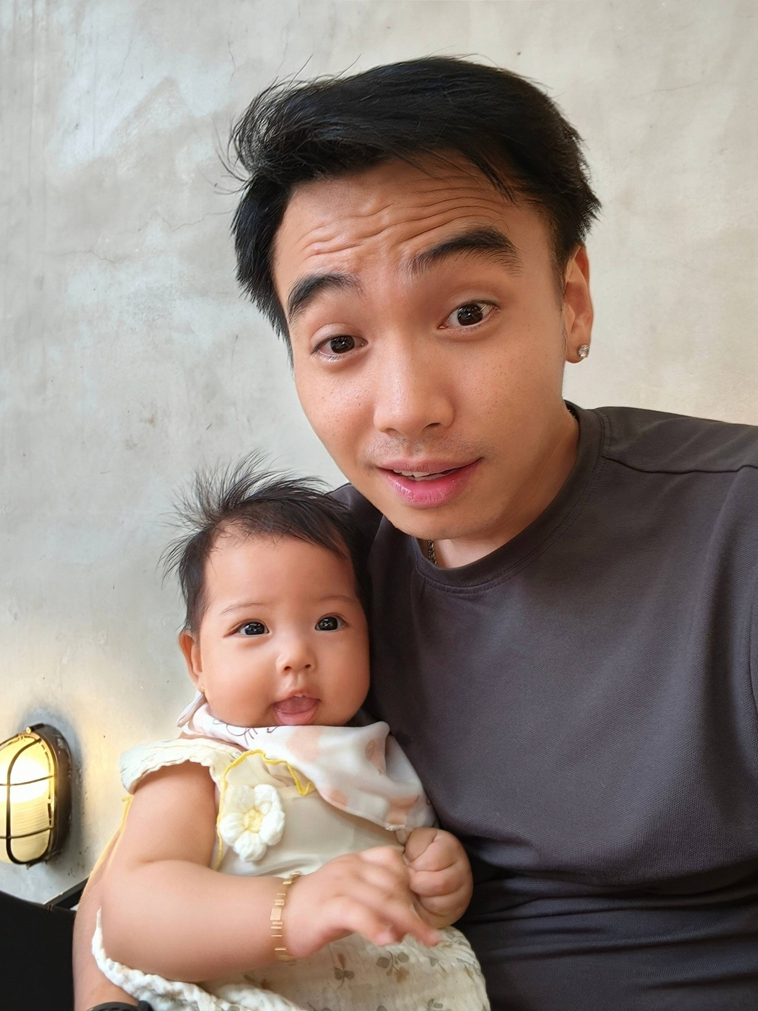 Chồng H'Hen Niê chia sẻ khoảnh khắc đáng yêu cùng con gái Harley - Ảnh 1.