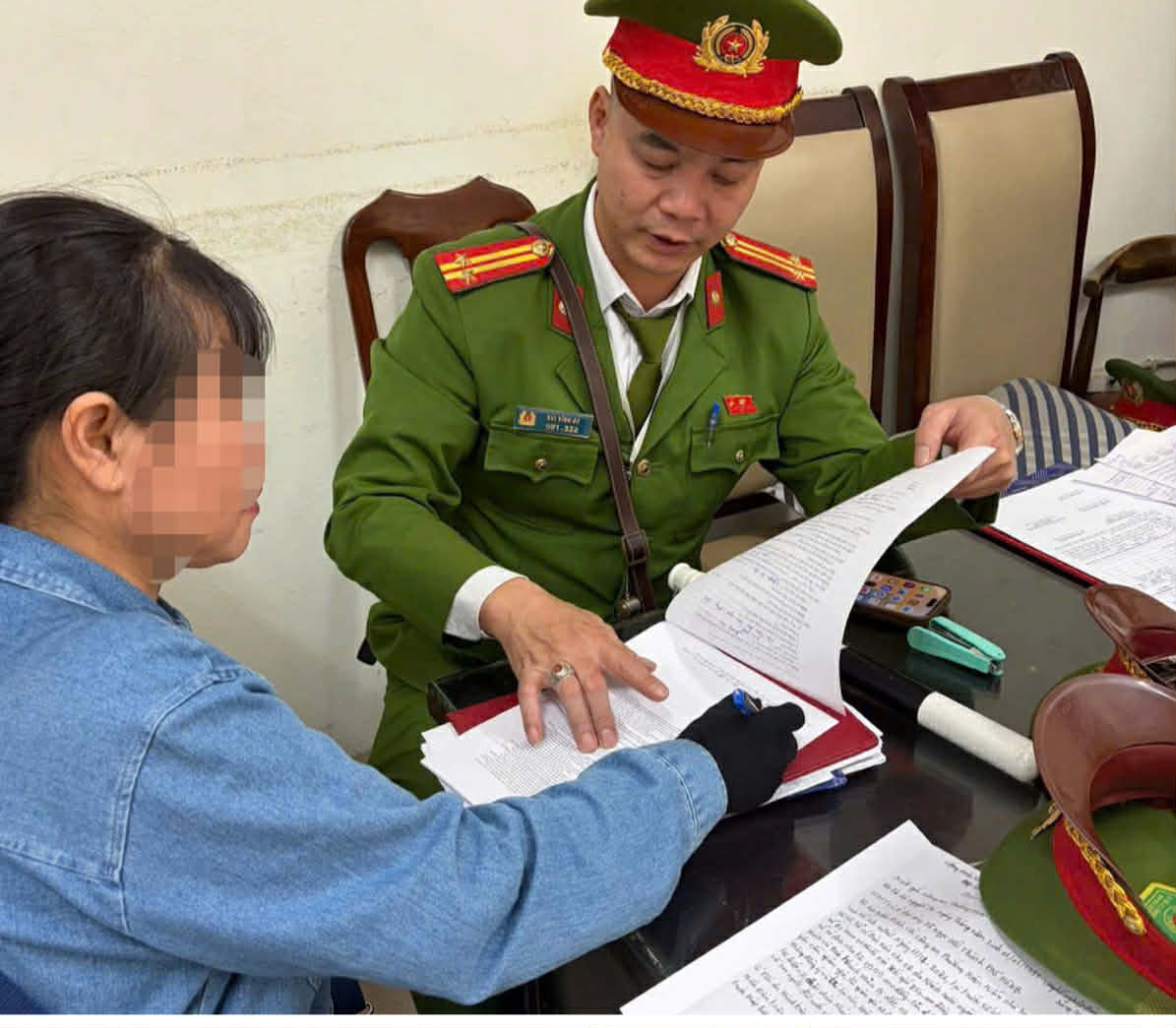 Một người đàn ông ngăn vụ khách Tây bị