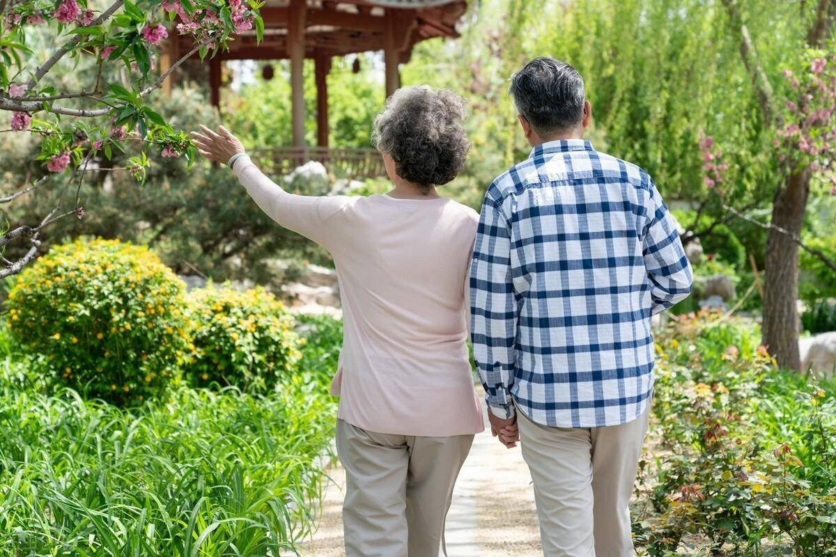 Gửi đều đặn 10 triệu đồng mỗi tháng, tôi chết lặng khi thấy cuộc sống ở nhà của bố mẹ - Ảnh 1.