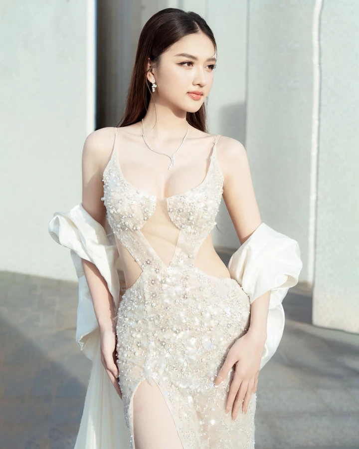 Sinh năm 2003, Á hậu Thu Ngân sở hữu chiều cao 1m72 cùng vẻ đẹp gợi cảm, hiện đại.