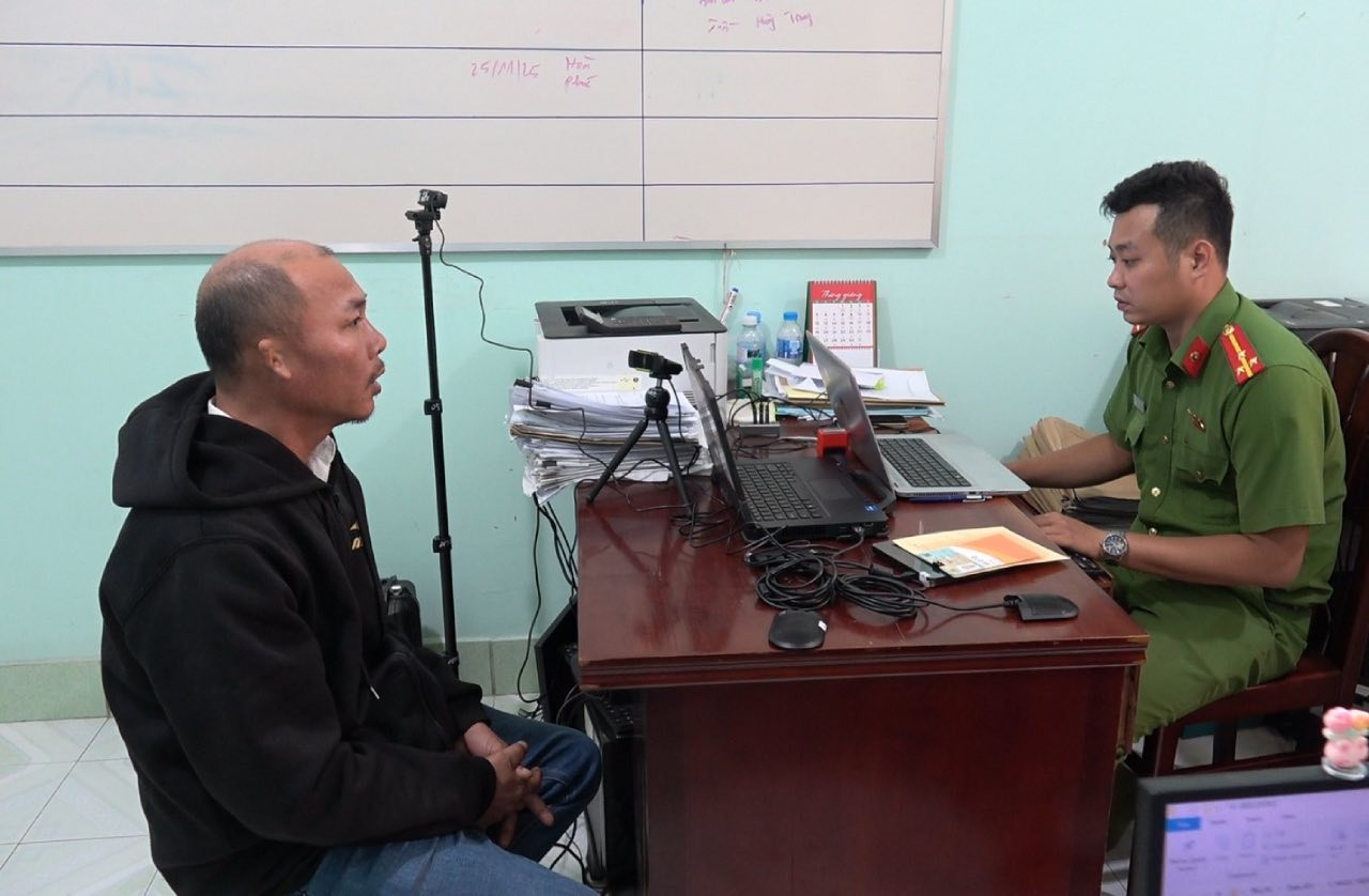 Vụ xe khách rượt đuổi xe tải ở Đồng Tháp: Khởi tố, bắt tạm giam cả 2 tài xế - Ảnh 2.