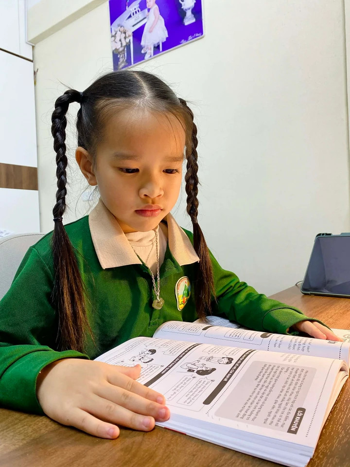 Cô bé Bảo An 8 tuổi với sở thích sưu tầm các bài thơ (Ảnh: NVCC)