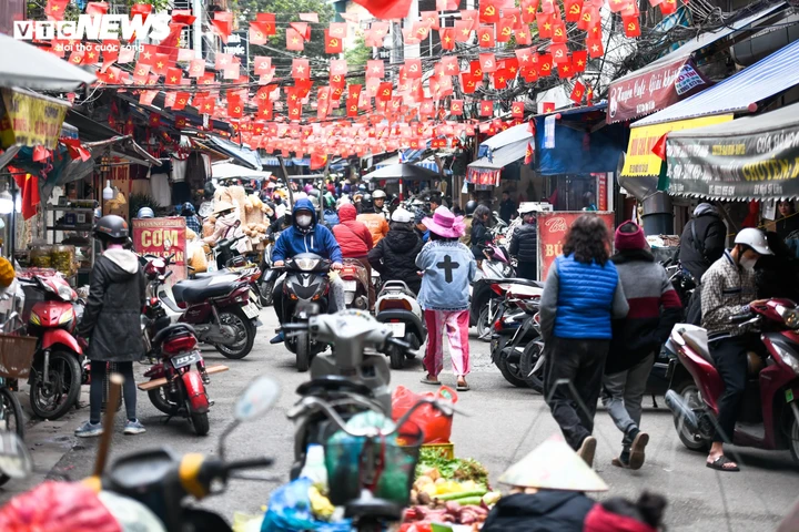 Chợ cóc xuất hiện khắp nơi, lấn hết không gian lòng đường. (Ảnh: Viên Minh).