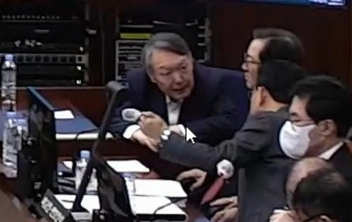 Cựu tổng Thống Hàn Quốc Yoon Suk-yeol tại tòa. (Ảnh: Yonhap)