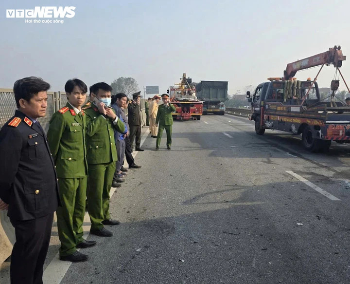 Lực lượng chức năng xác định có nhiều lỗi vi phạm của các phương tiện liên quan đến vụ tai nạn. (Ảnh: Đình Anh)