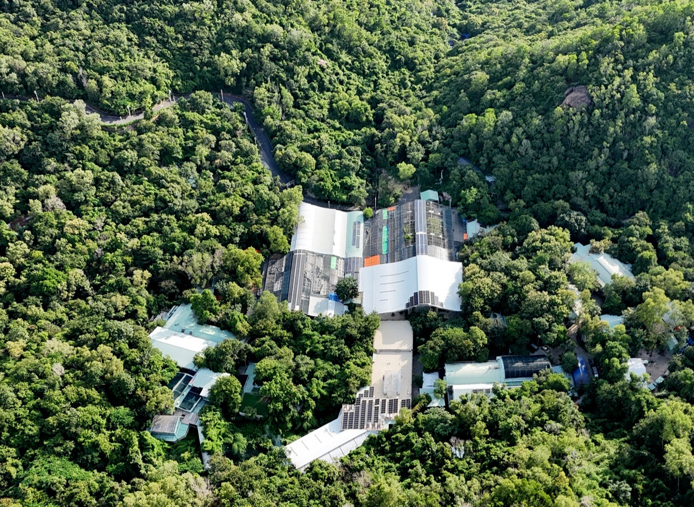 Ông Vương Tấn Việt, trụ trì chùa Phật Quang kiện đòi hơn 71.000m2 đất - Ảnh 1.