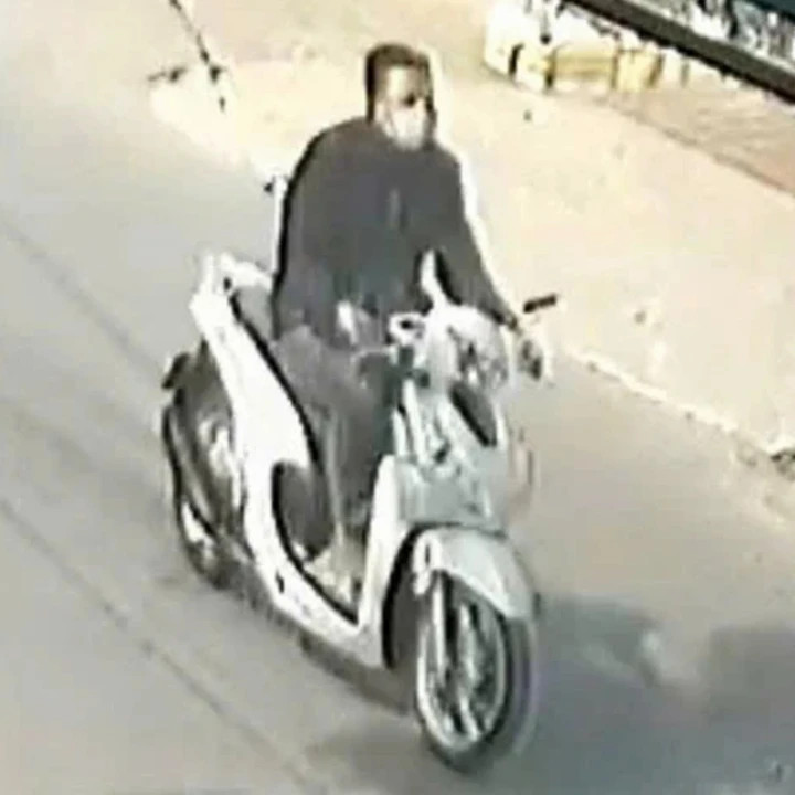 Camera ghi lại hình ảnh nghi phạm lái xe máy bỏ trốn khỏi hiện trường.