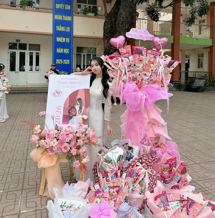 Món quà kỷ yếu được trang trí như những món quà cưới (Ảnh của tài khoản @ming22_802)