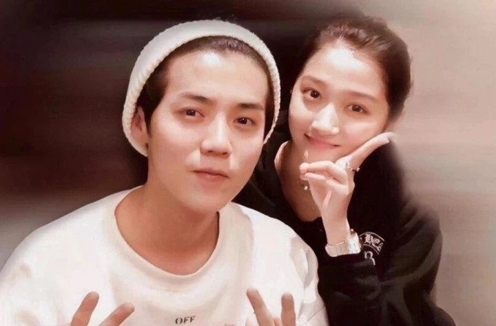 ‘Em gái quốc dân’ của màn ảnh Hoa ngữ, nổi tiếng từ năm 4 tuổi giờ ra sao?插图2 Ồn ào đời tư khiến hình ảnh của Quan Hiểu Đồng và bạn trai sụp đổ.