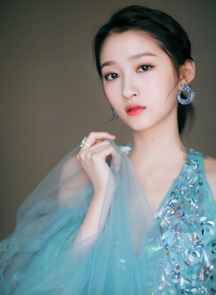 ‘Em gái quốc dân’ của màn ảnh Hoa ngữ, nổi tiếng từ năm 4 tuổi giờ ra sao?插图1 Quan Hiểu Đồng đang là sao nữ trẻ đình đám của Trung Quốc.