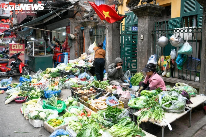Chợ cóc bủa vây khu dân cư giữa đô thị Hà Nội. (Ảnh: Viên Minh)